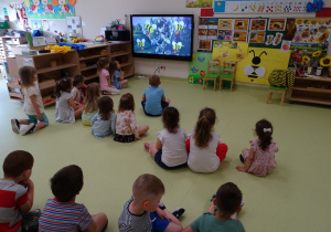 41 Dzieci oglądają film edukacyjny